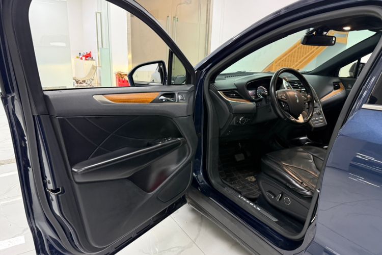 Used Lincoln MKC 2017 2.0T Two-Wheel-Drive Luxury Edition Interior 1