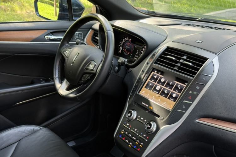 Used Lincoln MKC 2017 2.0T Two-Wheel-Drive Luxury Edition Interior 1