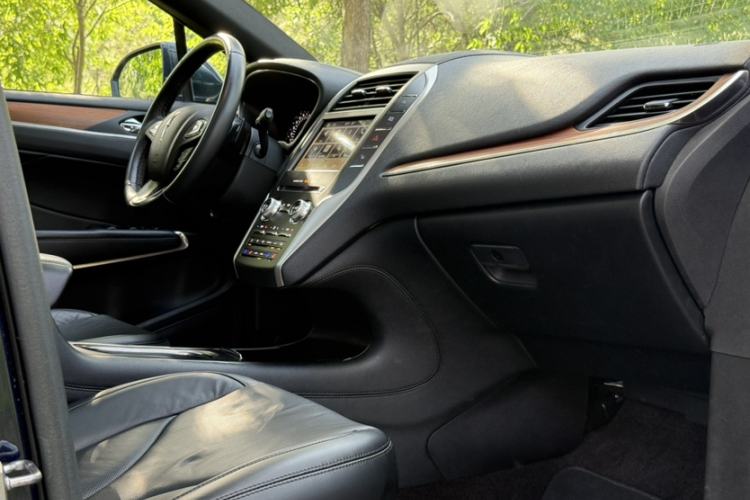 Used Lincoln MKC 2017 2.0T Two-Wheel-Drive Luxury Edition Interior 15