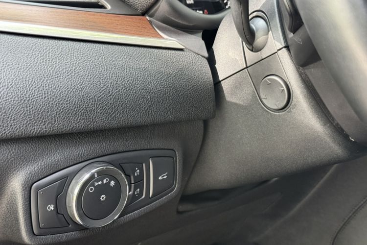 Used Lincoln MKC 2017 2.0T Two-Wheel-Drive Luxury Edition Interior 3