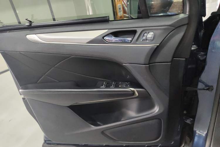 Used Lincoln MKC 2017 2.0T Two-Wheel Drive Deluxe Edition Interior 4