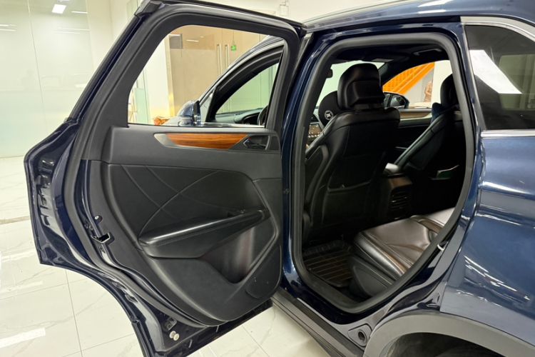 Used Lincoln MKC 2017 2.0T Two-Wheel-Drive Luxury Edition Interior 4