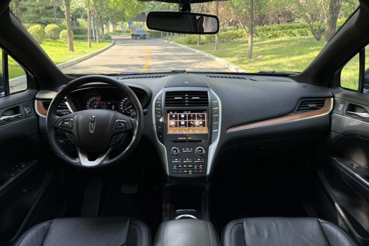 Used Lincoln MKC 2017 2.0T Two-Wheel-Drive Luxury Edition Interior 4