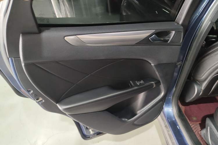 Used Lincoln MKC 2017 2.0T Two-Wheel Drive Deluxe Edition Interior 5