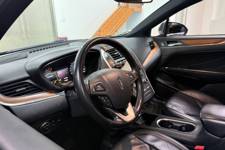 Used Lincoln MKC 2017 2.0T Two-Wheel-Drive Luxury Edition Interior 5