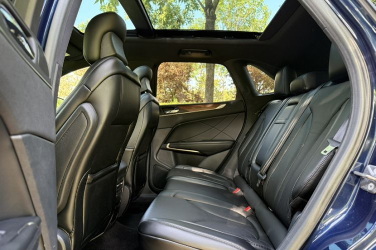 Used Lincoln MKC 2017 2.0T Two-Wheel-Drive Luxury Edition Interior 5