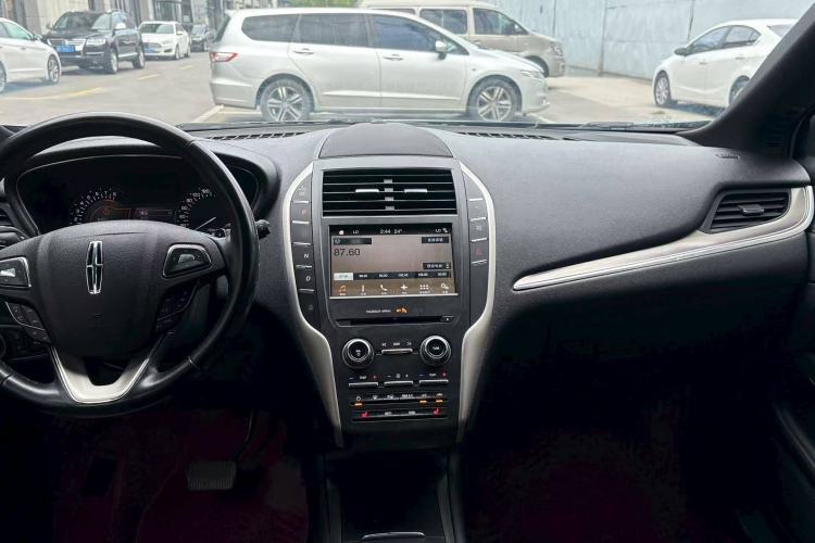 Used Lincoln MKC 2017 2.0T Two-Wheel Drive Deluxe Edition Interior 8