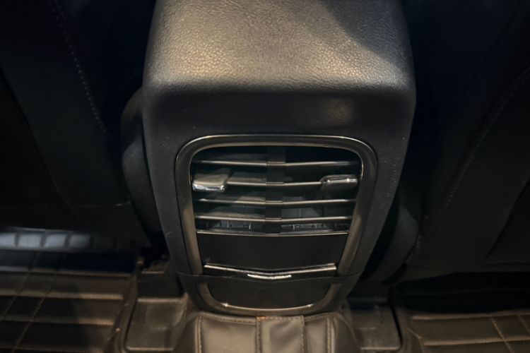 Used Lincoln MKC 2017 2.0T Two-Wheel-Drive Luxury Edition Interior 8