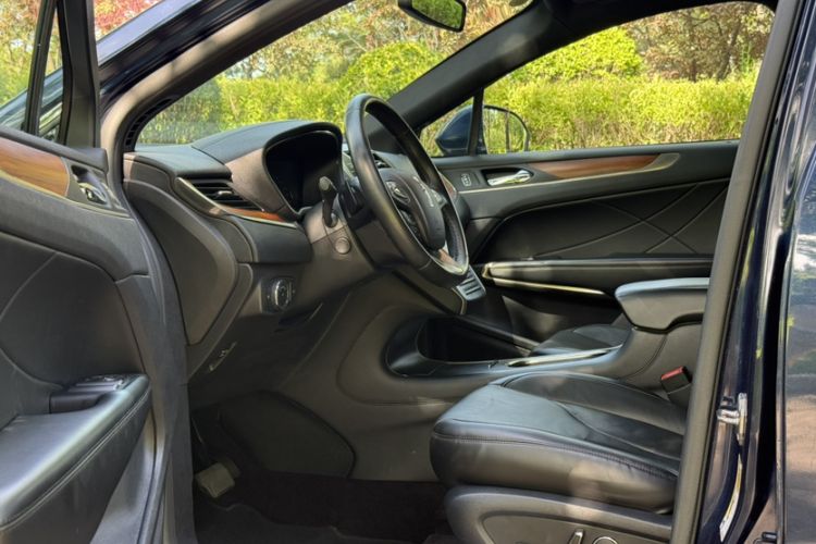 Used Lincoln MKC 2017 2.0T Two-Wheel-Drive Luxury Edition Interior 8