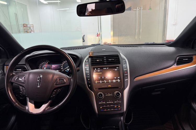 Used Lincoln MKC 2017 2.0T Two-Wheel-Drive Luxury Edition Interior 9