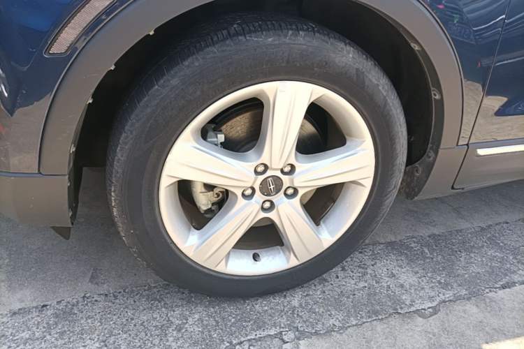 Used Lincoln MKC 2017 2.0T Two-Wheel Drive Deluxe Edition Left Front Wheel Hub