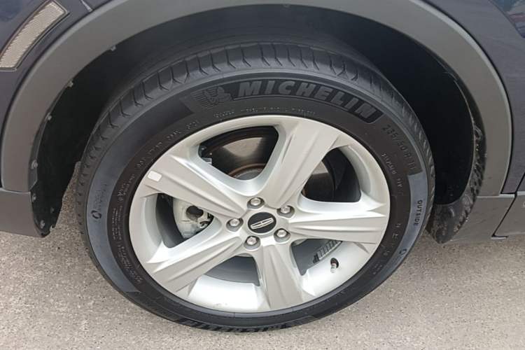 Used Lincoln MKC 2017 2.0T Two-Wheel Drive Deluxe Edition Left Front Wheel Hub