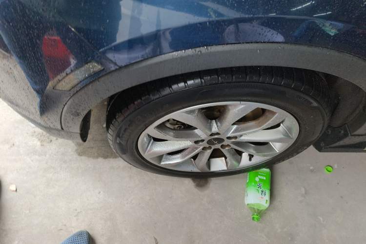 Used Lincoln MKC 2017 2.0T Two-Wheel-Drive Luxury Edition Left Front Wheel Hub
