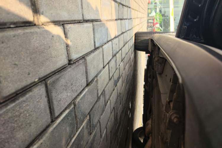 Used Lincoln MKC 2017 2.0T Two-Wheel Drive Deluxe Edition Left Side Sill