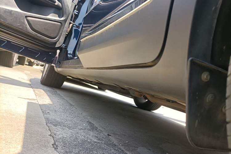Used Lincoln MKC 2017 2.0T Two-Wheel Drive Deluxe Edition Left Side Sill