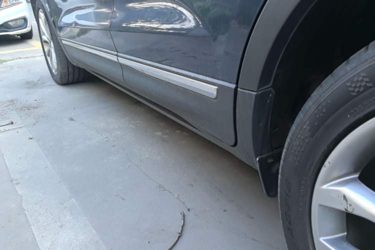 Used Lincoln MKC 2017 2.0T Four-Wheel Drive Zunya Edition Left Side Sill