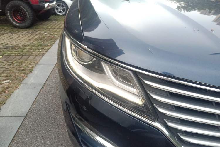 Used Lincoln MKC 2017 2.0T Two-Wheel Drive Deluxe Edition Right Front Headlight