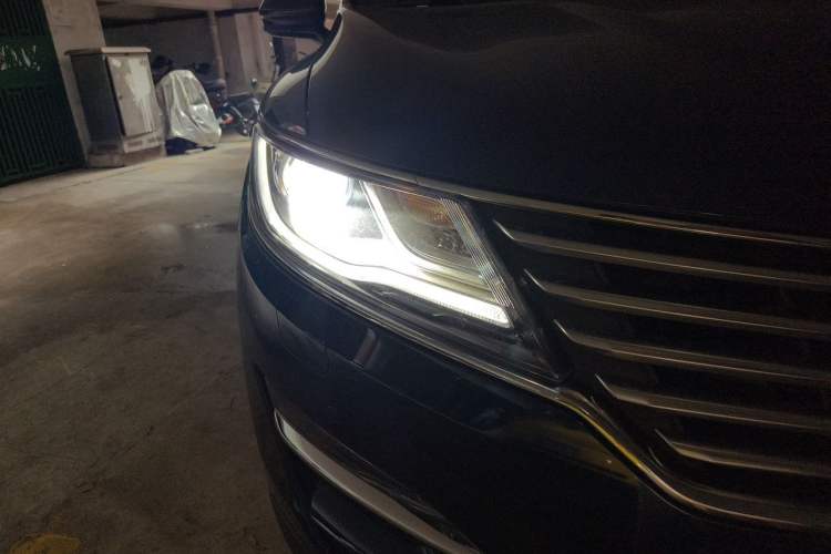 Used Lincoln MKC 2017 2.0T Two-Wheel-Drive Luxury Edition Right Front Headlight