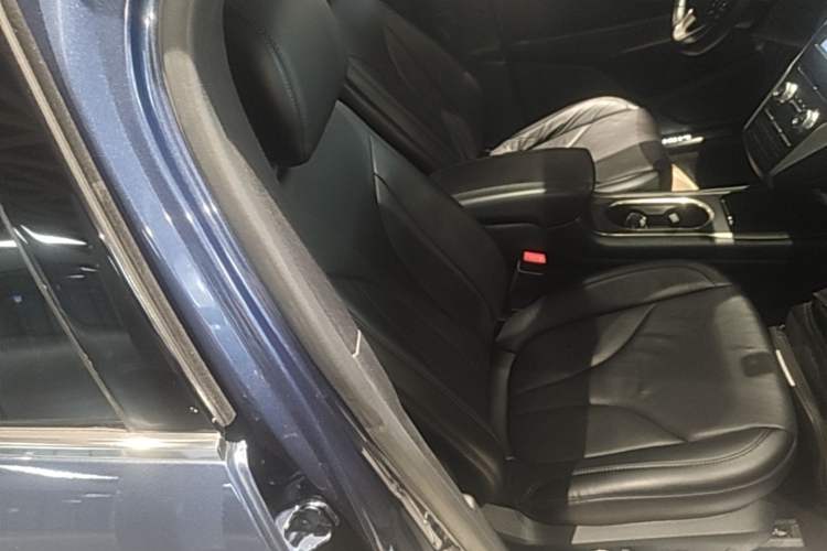 Used Lincoln MKC 2017 2.0T Two-Wheel-Drive Luxury Edition Right Front Seat