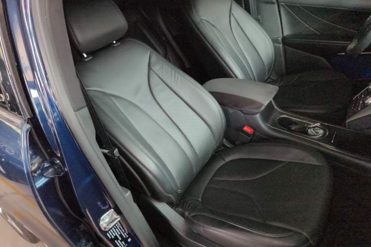 Used Lincoln MKC 2017 2.0T Two-Wheel-Drive Luxury Edition Right Front Seat