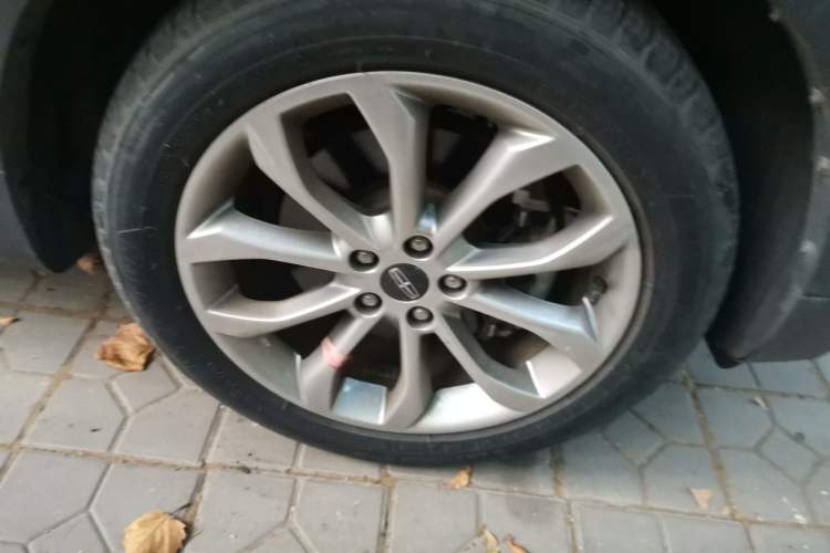 Used Lincoln MKC 2017 2.0T Two-Wheel-Drive Luxury Edition Right Front Wheel Hub