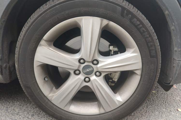 Used Lincoln MKC 2017 2.0T Two-Wheel Drive Deluxe Edition Right Front Wheel Hub
