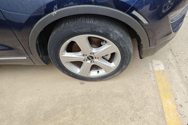 Used Lincoln MKC 2017 2.0T Two-Wheel Drive Deluxe Edition Right Front Wheel Hub