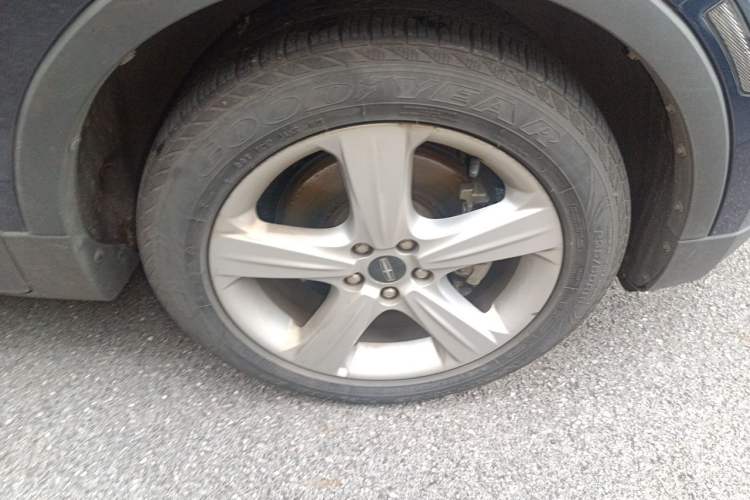 Used Lincoln MKC 2017 2.0T Two-Wheel Drive Deluxe Edition Right Front Wheel Hub