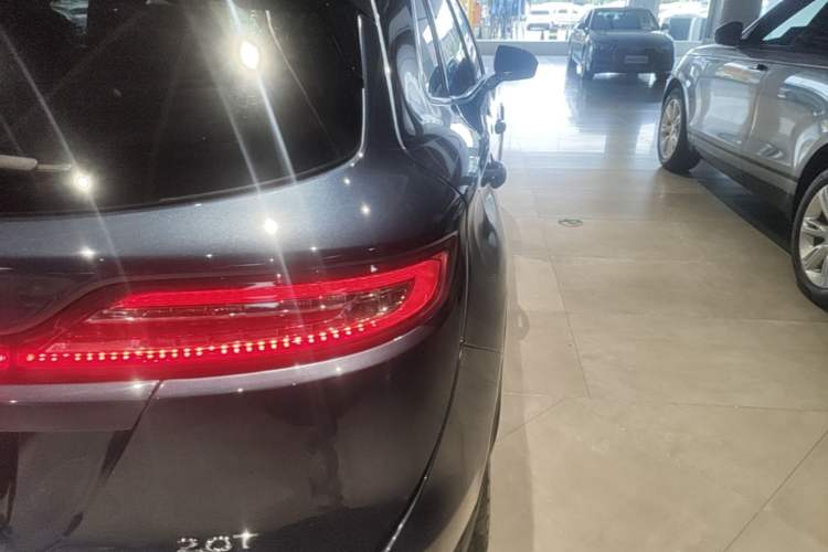 Used Lincoln MKC 2017 2.0T Two-Wheel-Drive Luxury Edition Right Rear Taillight