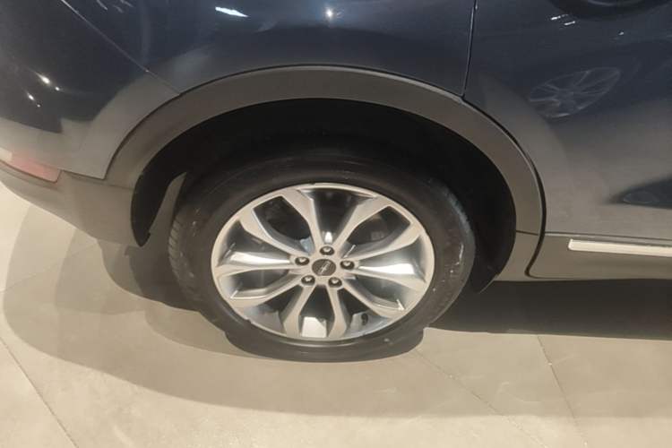 Used Lincoln MKC 2017 2.0T Two-Wheel-Drive Luxury Edition Right Rear Wheel Hub