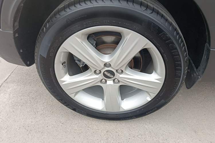 Used Lincoln MKC 2017 2.0T Two-Wheel Drive Deluxe Edition Right Rear Wheel Hub