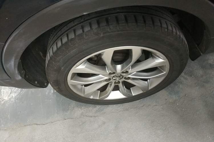 Used Lincoln MKC 2017 2.0T Two-Wheel-Drive Luxury Edition Right Rear Wheel Hub