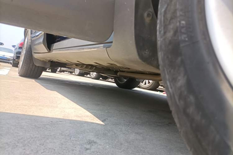 Used Lincoln MKC 2017 2.0T Two-Wheel Drive Deluxe Edition Right Side Sill
