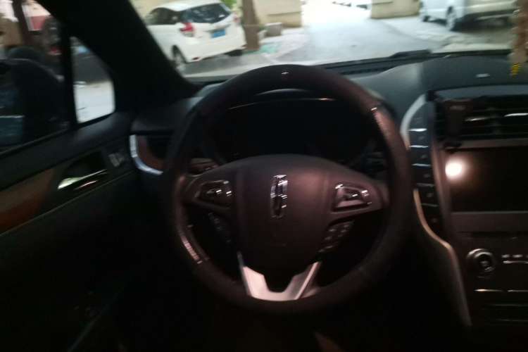 Used Lincoln MKC 2017 2.0T Two-Wheel-Drive Luxury Edition Steering Wheel