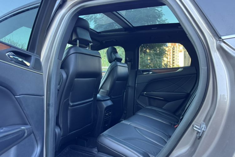 Used Lincoln MKC 2017 2.0T Two-Wheel-Drive Luxury Edition Interior 2