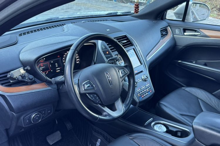 Used Lincoln MKC 2017 2.0T Two-Wheel-Drive Luxury Edition Interior 3