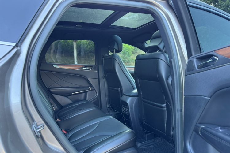 Used Lincoln MKC 2017 2.0T Two-Wheel-Drive Luxury Edition Interior 4