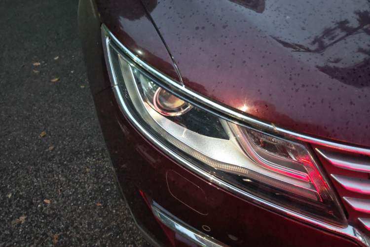 Used Lincoln MKC 2017 2.0T Two-Wheel-Drive Luxury Edition Right Front Headlight
