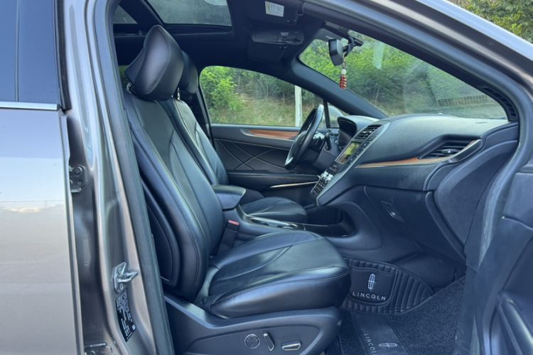Used Lincoln MKC 2017 2.0T Two-Wheel-Drive Luxury Edition Right Front Seat