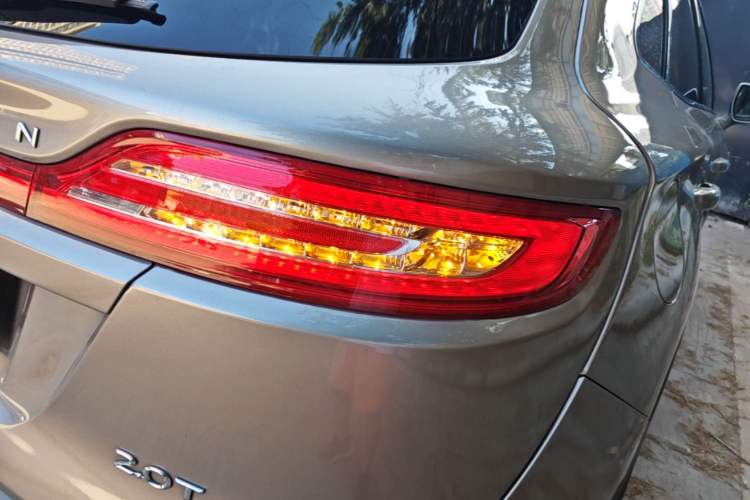 Used Lincoln MKC 2017 2.0T Two-Wheel-Drive Luxury Edition Right Rear Taillight