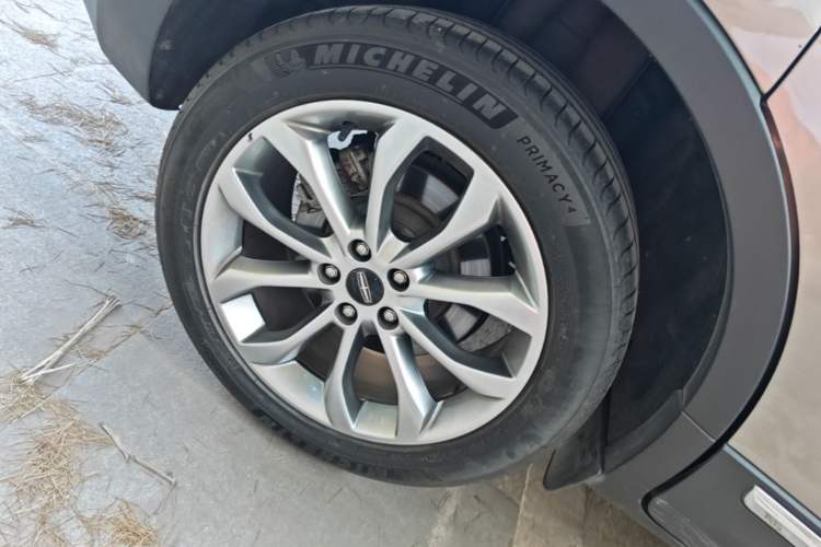 Used Lincoln MKC 2017 2.0T Two-Wheel-Drive Luxury Edition Right Rear Wheel Hub