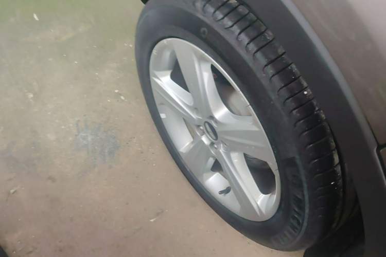 Used Lincoln MKC 2017 2.0T Two-Wheel Drive Deluxe Edition Right Rear Wheel Hub