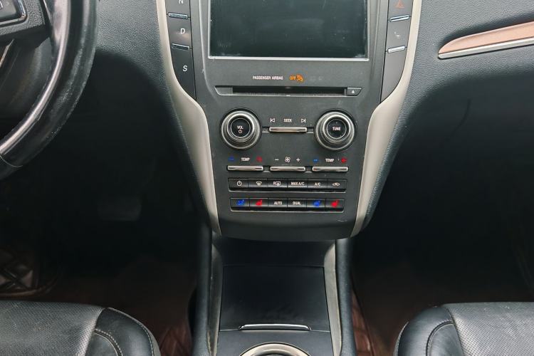 Used Lincoln MKC 2017 2.0T Two-Wheel-Drive Luxury Edition Interior 3