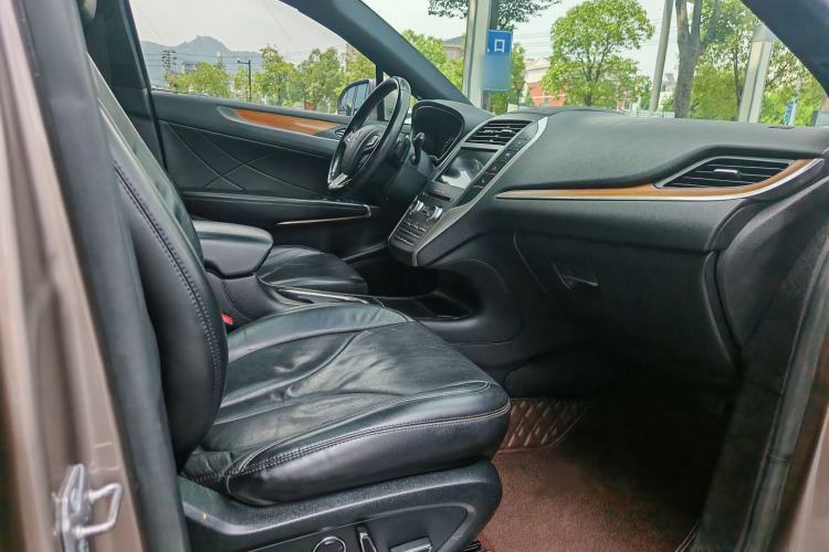 Used Lincoln MKC 2017 2.0T Two-Wheel-Drive Luxury Edition Interior 4