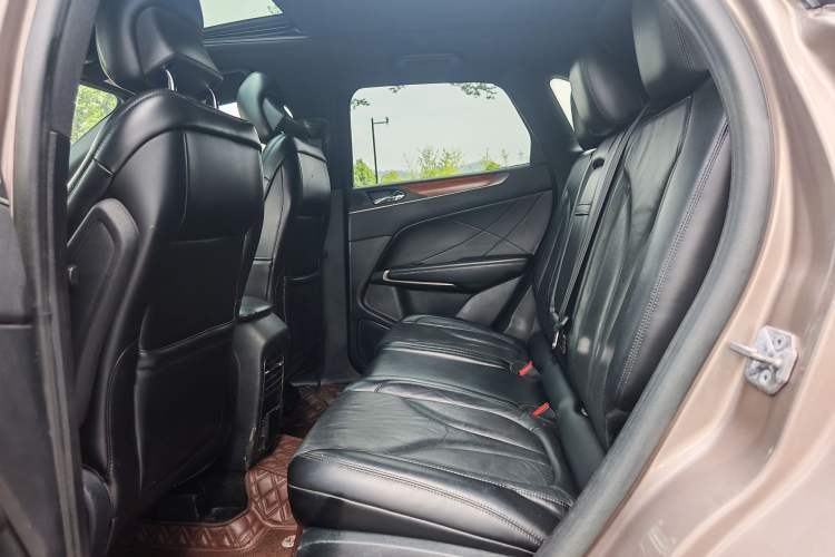 Used Lincoln MKC 2017 2.0T Two-Wheel-Drive Luxury Edition Interior 5