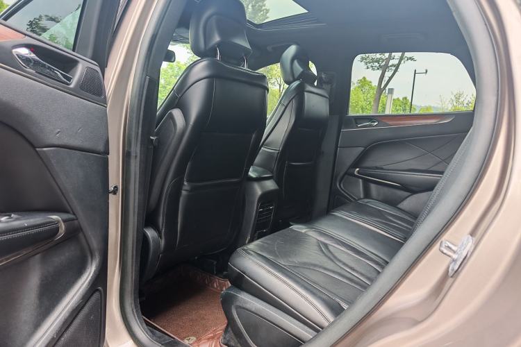 Used Lincoln MKC 2017 2.0T Two-Wheel-Drive Luxury Edition Interior 6