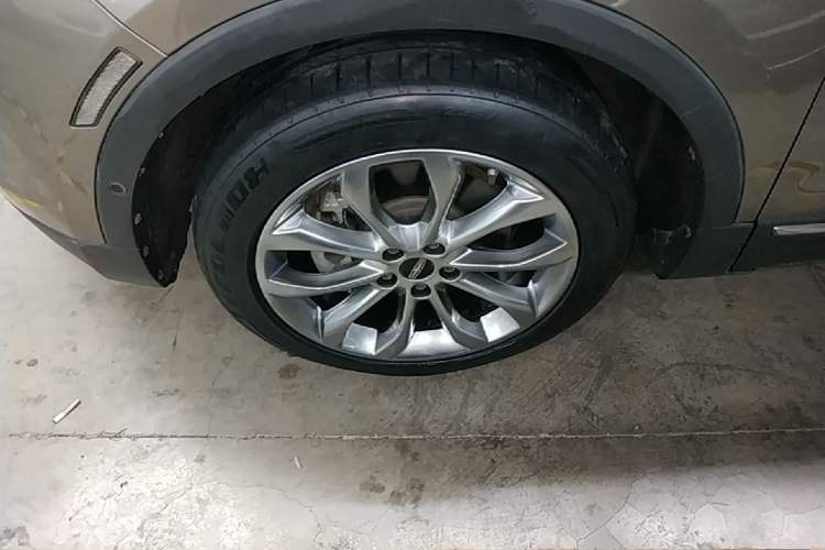 Used Lincoln MKC 2017 2.0T Two-Wheel-Drive Luxury Edition Left Front Wheel Hub