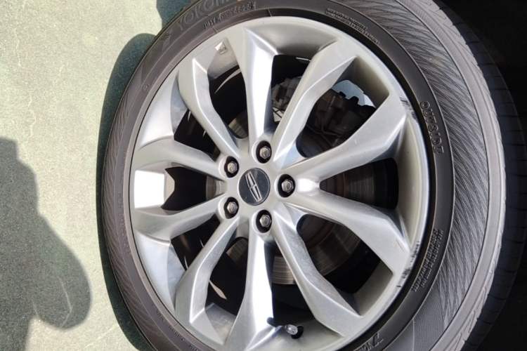 Used Lincoln MKC 2017 2.0T Two-Wheel-Drive Luxury Edition Right Rear Wheel Hub