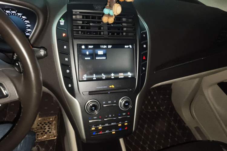 Used Lincoln MKC 2017 2.0T Four-Wheel Drive Zunya Edition Audio And AC Panel