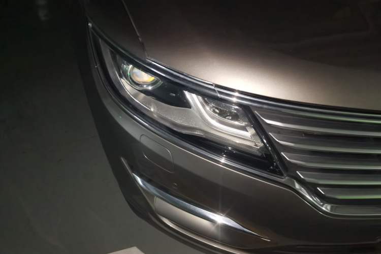 Used Lincoln MKC 2017 2.0T Two-Wheel-Drive Luxury Edition Right Front Headlight